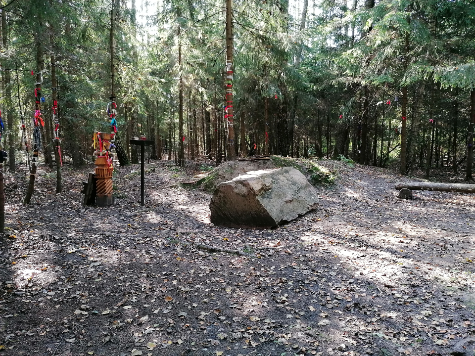 Исполняющий желания камень под Егорьевском притягивает туристов со всего света