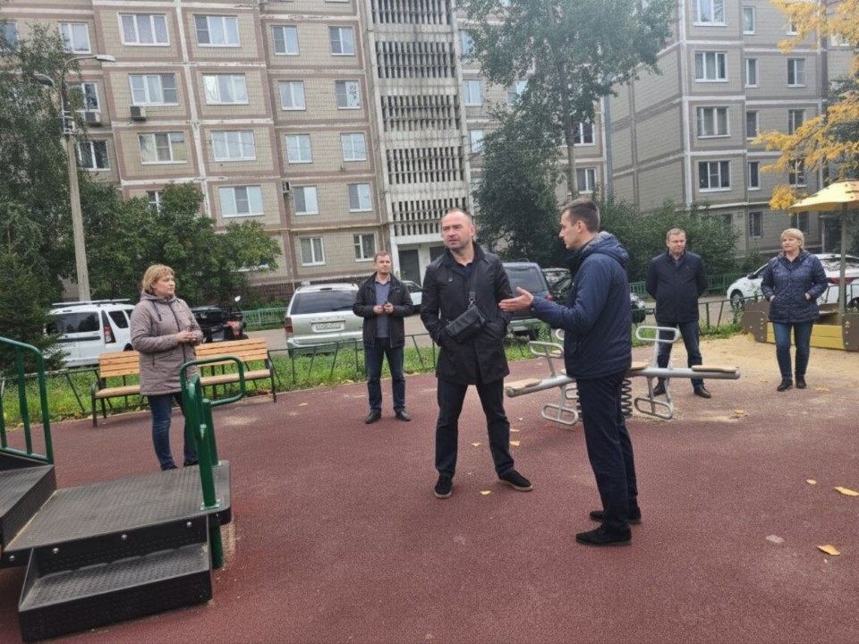 Двор и детскую площадку на Береговой станут чаще убирать