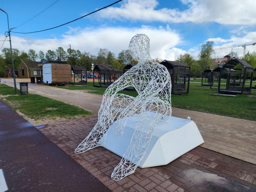 Арт-объект «Человек, смотрящий в море» уезжает на зимовку