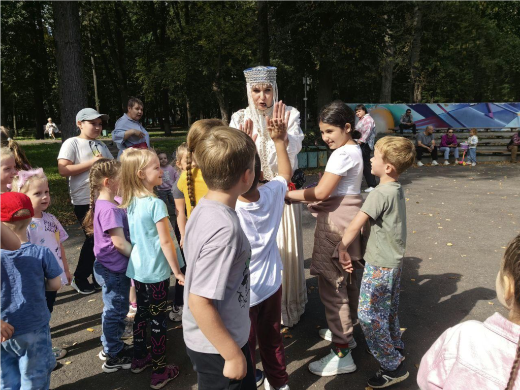 Парки Королева пригласили жителей на танцы, концерты и научные занятия