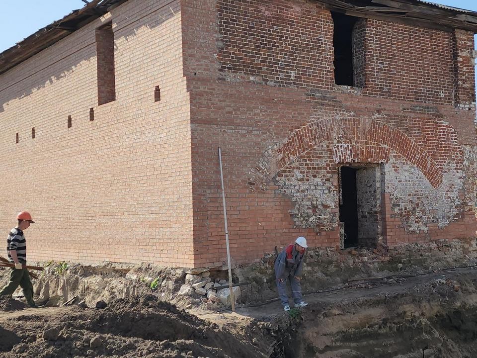 Возрождение истории: в Дединове реконструируют амбар в усадьбе Толстых