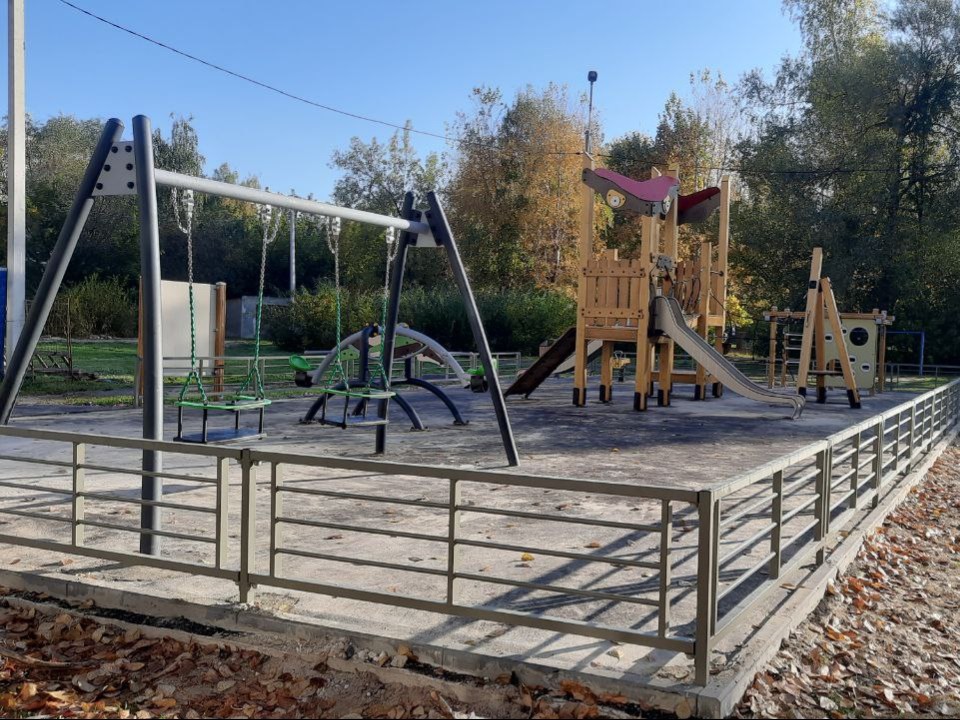 Новое основание и игровые элементы установили во дворе дома на Энергетиков