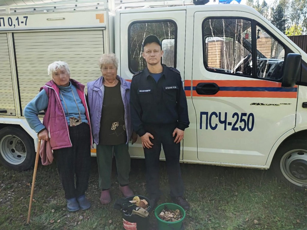 В Орехово-Зуевском округе спасатели вывели из леса заблудившихся женщин