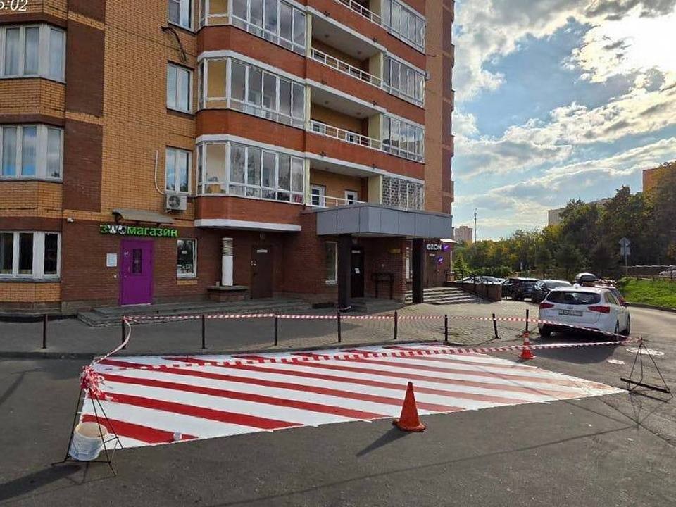 Красно-белая разметка возле домов позволит освободить место для проезда спецтехники