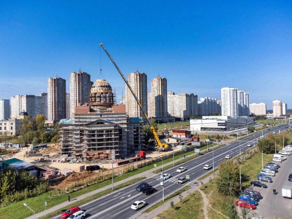 Главный купол установили на Никольском храме в Кузнечиках