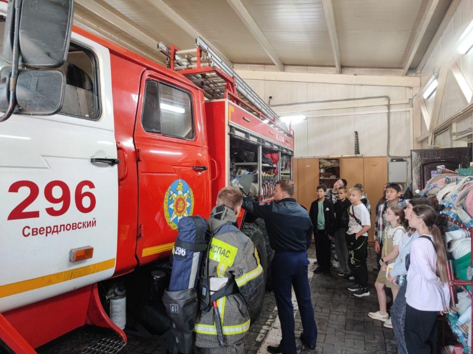 В Лосино-Петровском школьникам показали, как работают пожарные