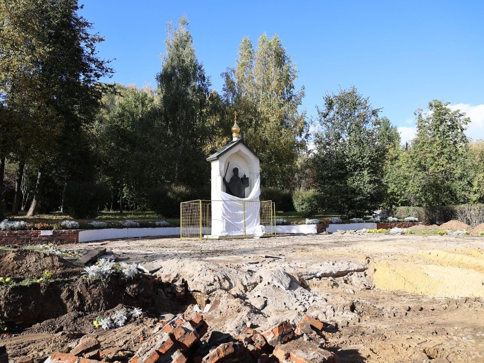В Дзержинском начали преображать сквер у памятника Николаю Чудотворцу
