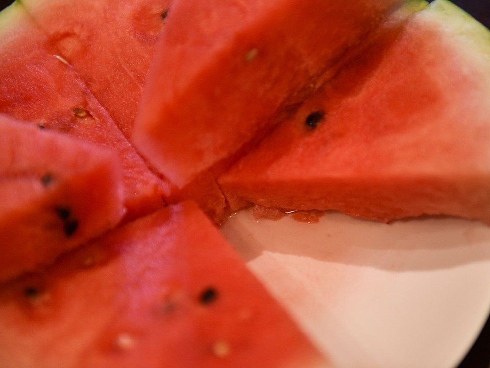 Сухой хвостик и желтый бок: продавец фруктов из Чехова поделился секретами выбора арбуза