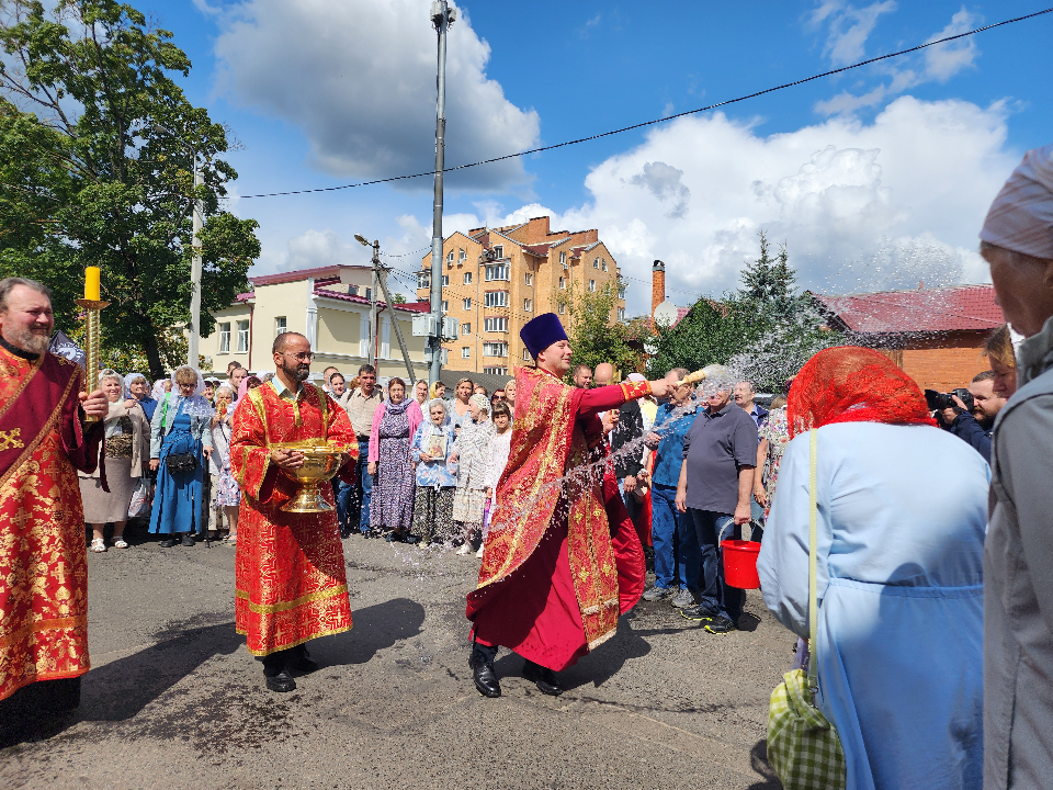 Во Фрязине провели крестный ход в честь Успения Пресвятой Богородицы