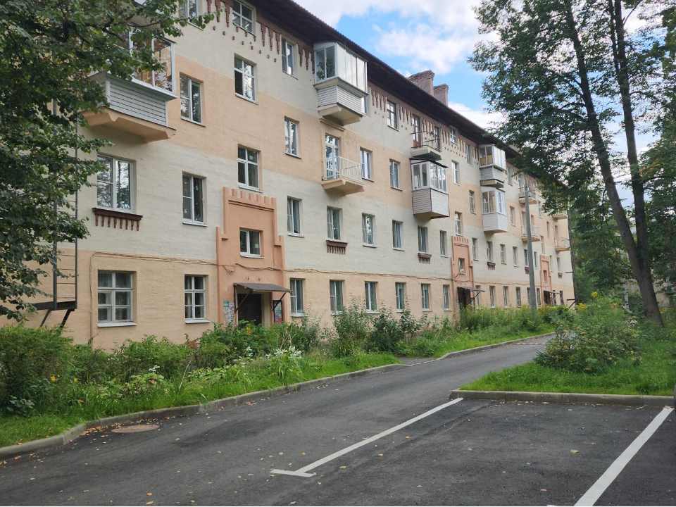 В Монине капитально отремонтировали двор на улице Белякова
