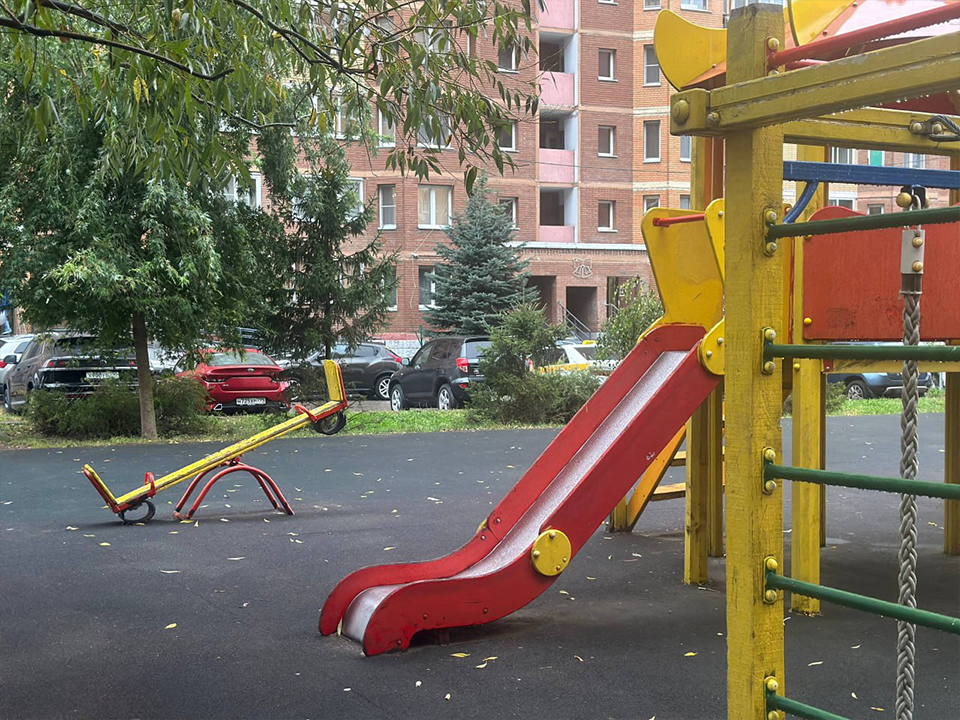 Жители дома на Новом бульваре получат новую детскую площадку площадью 600 кв.м
