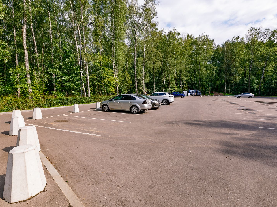 В Дубне стихийную парковку на улице Вернова превратят в официальную