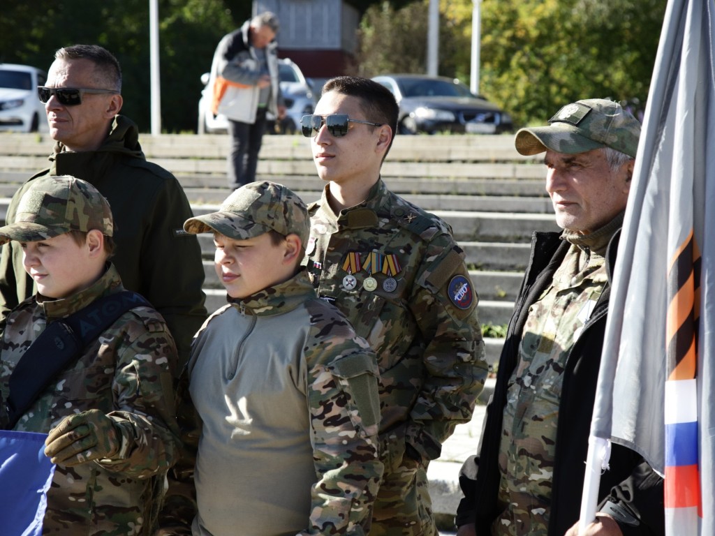 День воссоединения с ДНР и ЛНР отметили воскресенцы на патриотической акции