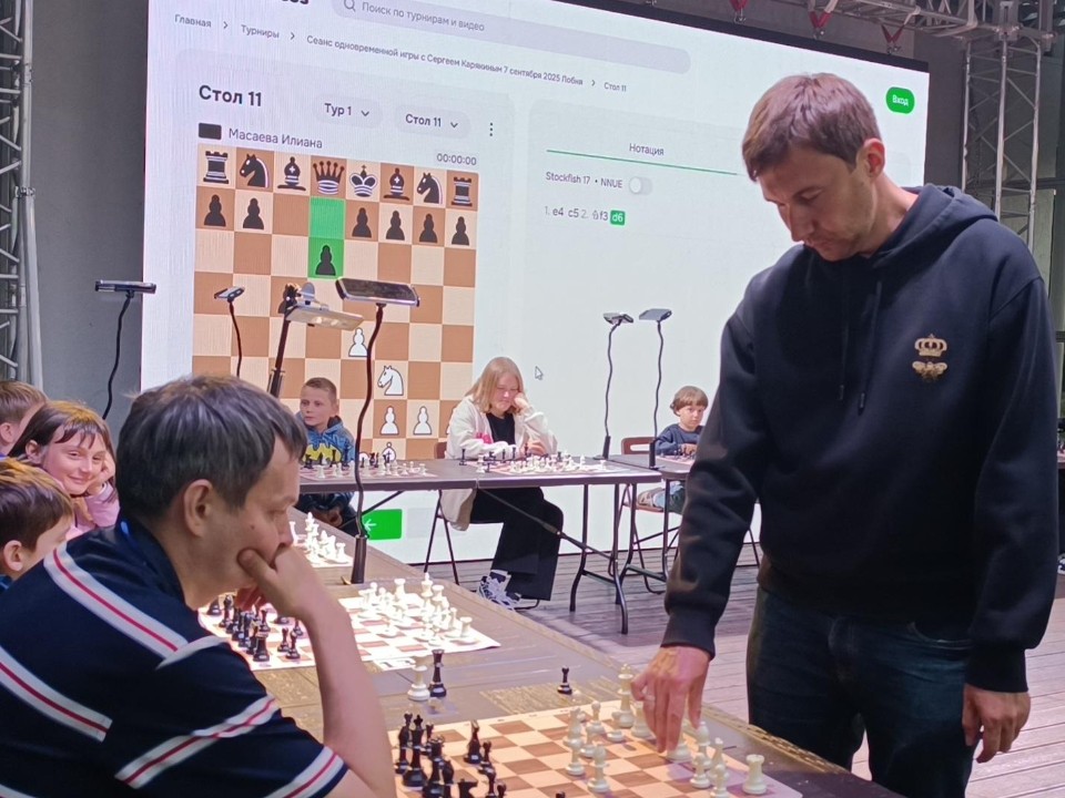 Знаменитый гроссмейстер дал сеанс одновременной игры для 14 победителей Кубка