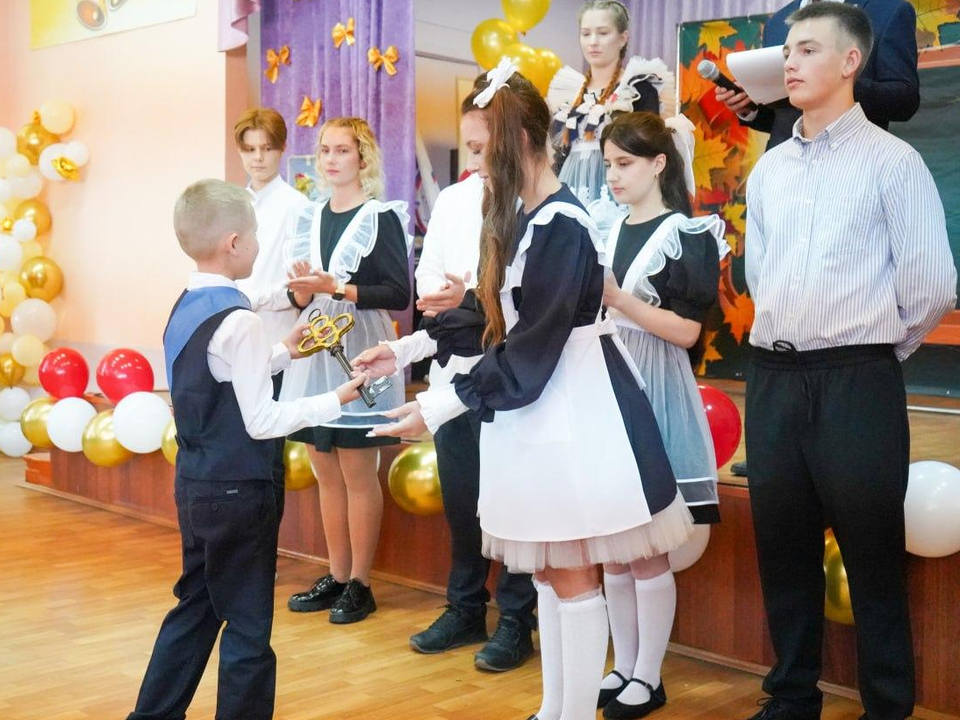 Мороженым и канцтоварами одарили первоклассников на линейке в школе №4