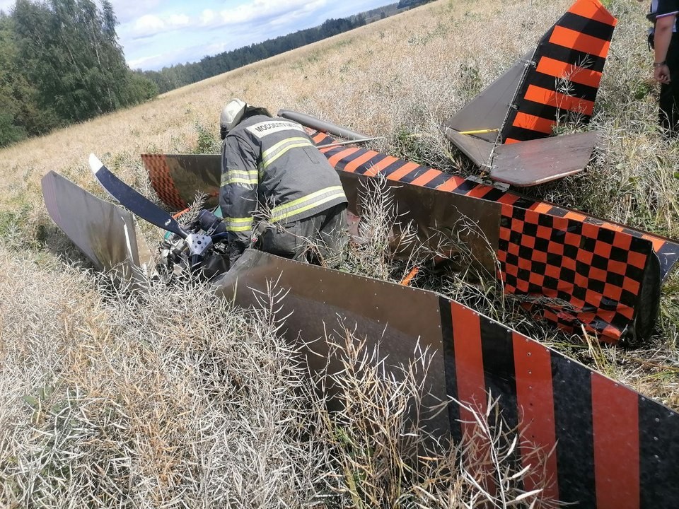 С места крушения легкомоторного самолета в Луховицах появилось видео