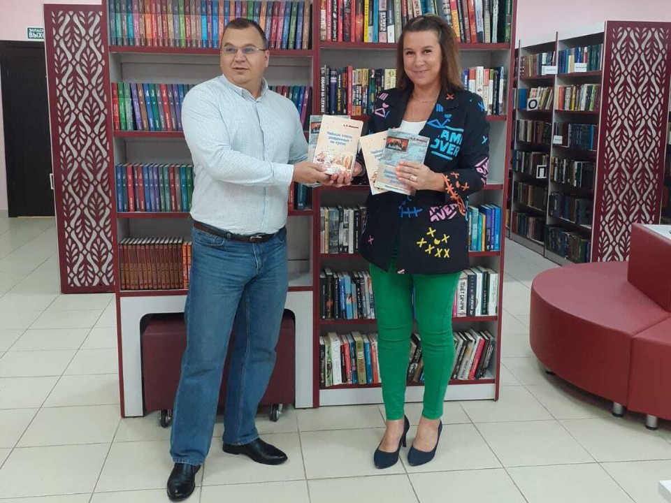 Писатель подарил свои книги Центральной библиотеке
