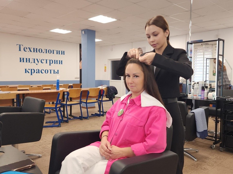 Студенты колледжа «Московия» подарили красоту женам военных