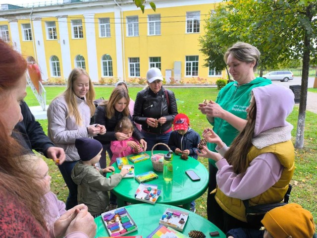 В парке Вербилки семьи мастерили поделки из природных материалов