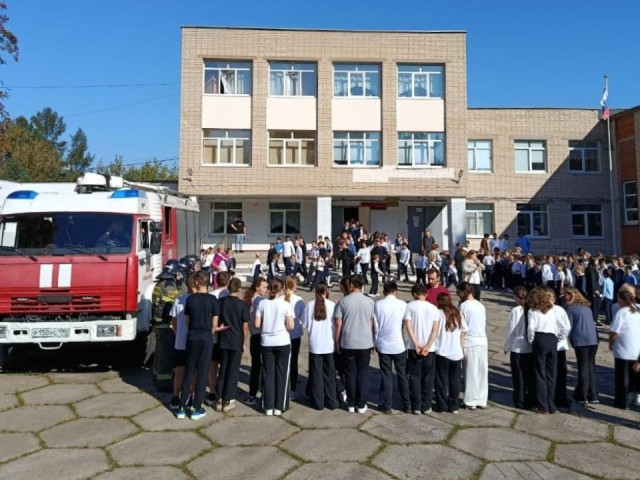 В Чехове в школе провели учения по пожарной безопасности