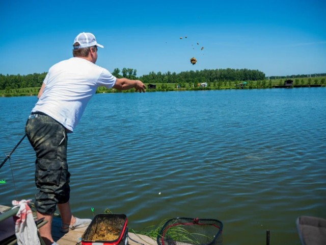 Рыбаки отчистили от мусора более километра берега реки Дубны и поймали окуней