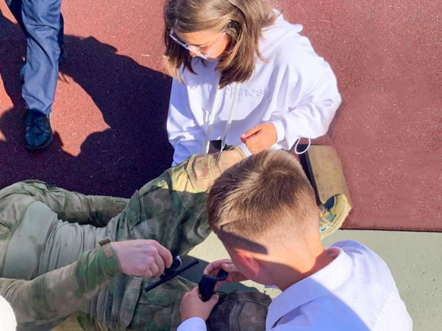 Росгвардеец научил учеников Гжельской школы самообороне и тактической медицине