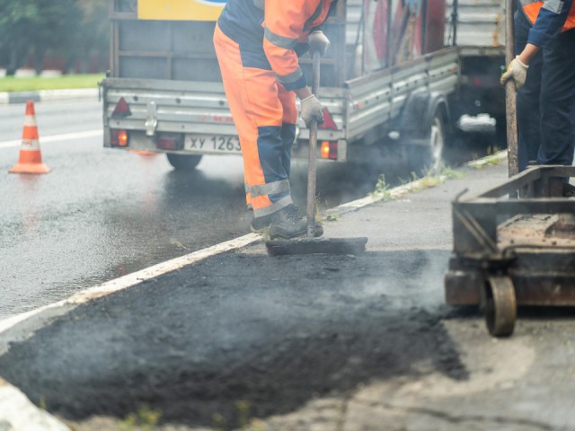 На дорогах Котельников ликвидировали ямы и очистили остановки от граффити