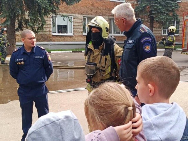 В детском саду спасатели научили детей тушить пожары