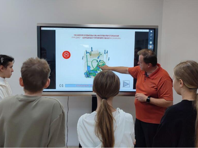 Школьники примерили на себя профессии авиационной сферы в колледже «Подмосковье»