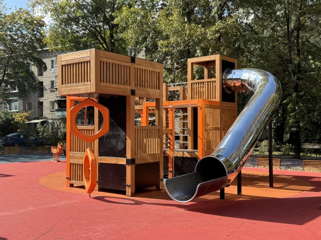 «Приходим сюда теперь с друзьями»: в микрорайоне Силикат установили новую детскую площадку