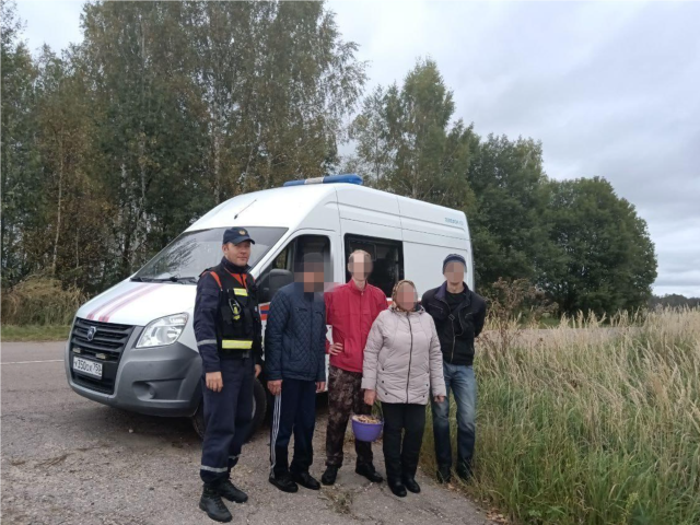 Спасатели вывели четверых грибников из леса Сергиево-Посадского округа