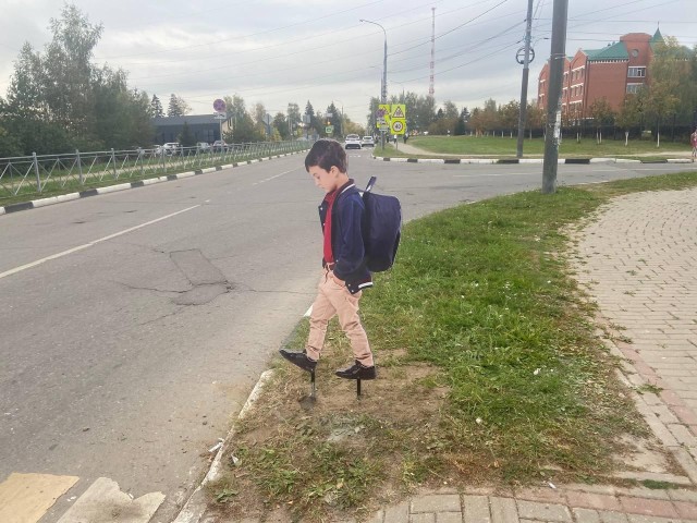 Картонные школьники в Бронницах напоминают водителям снижать скорость у «зебр»