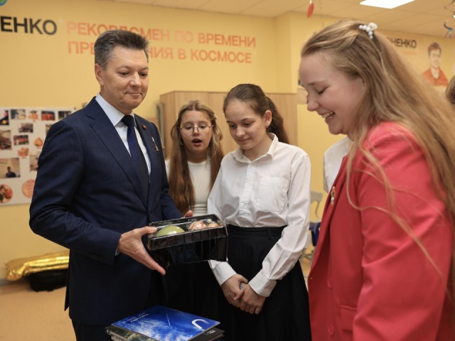 Герой России Олег Кононенко пополнил космическую экспозицию школы №1