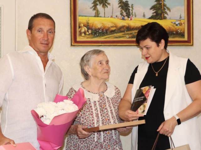 В Лотошине отметили 90-летие жительницы Нины Викторовны Куликовой