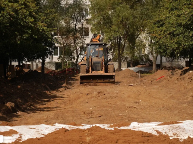 Сквер в Белой Даче станет зеленее и безопаснее