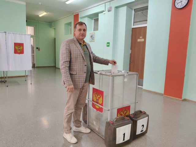 Полковник запаса Дмитрий Тимофеев один из первых проголосовал на выборах в Подольске