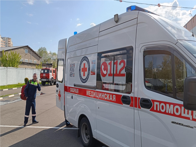 В округе Шатура спасатели помогли медикам транспортировать больного мужчину