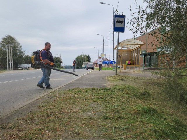 В Рюховском дорожники привели в порядок автобусные остановки и тротуар
