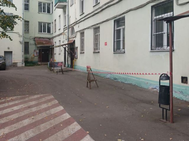 Дом на Октябрьском проспекте огородили сигнальной лентой после обрушения части фасада