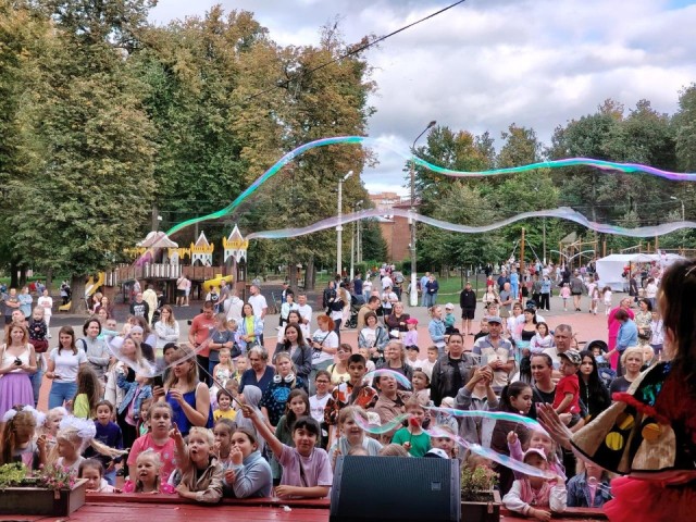 День знаний в Павловском Посаде отпраздновали химическим шоу и дискотекой