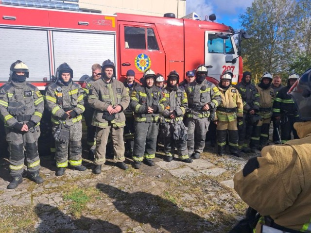 Пожарные отработали спасение людей при условном возгорании в школе