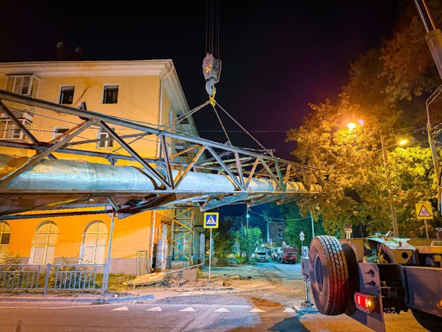 В Клину ночью убрали гигантскую воздушную трубу