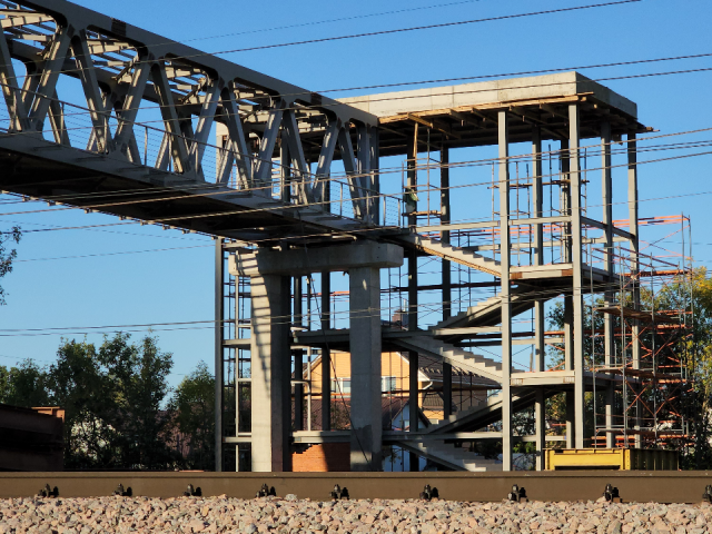 Начался монтаж перекрытий кровли надземного перехода на Кольцевой улице