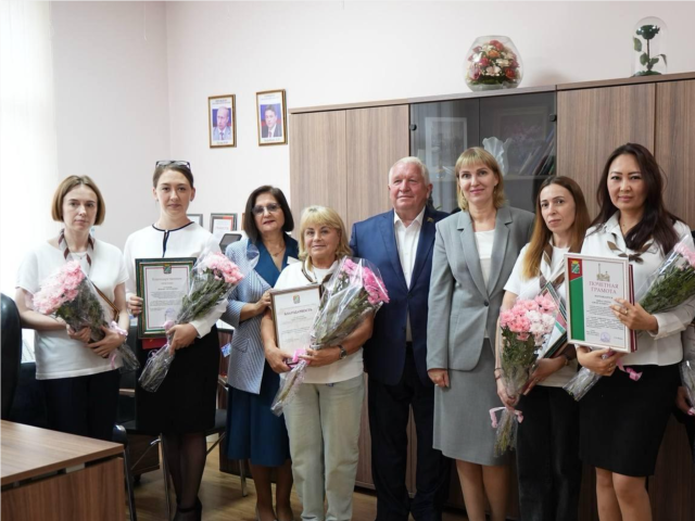 Сотрудники двух городских МФЦ обрабатывают 700 документов за день
