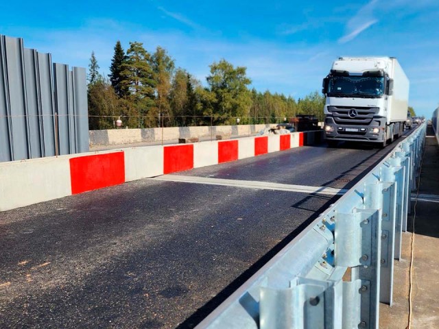 На Обуховском шоссе открыли левую полосу путепровода после капремонта