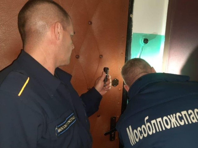 Спасатели освободили беспомощную пенсионерку из запертой квартиры в Можайске