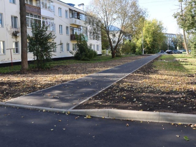 В Ситне-Щелканово в трех дворах обновили асфальт и установили новые лавочки и урны