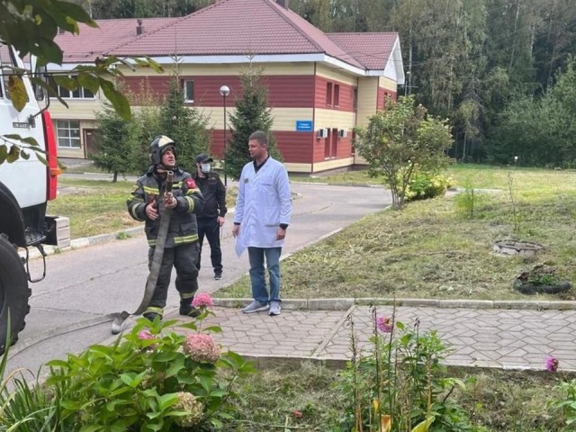 Внимание, эвакуация: пожарные отработали сценарий ЧС в тубдиспансере Алешина
