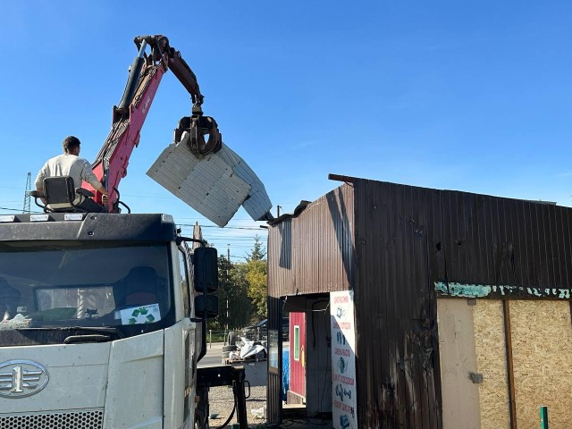 Экскаватор избавил от незаконного автосервиса Каширское шоссе в Видном