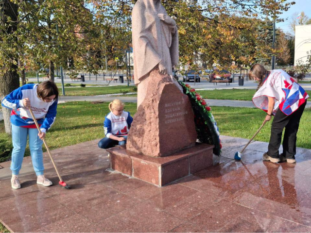 Волонтеры Бронниц очистили памятник матерям и вдовам защитников Отечества от мусора и пыли